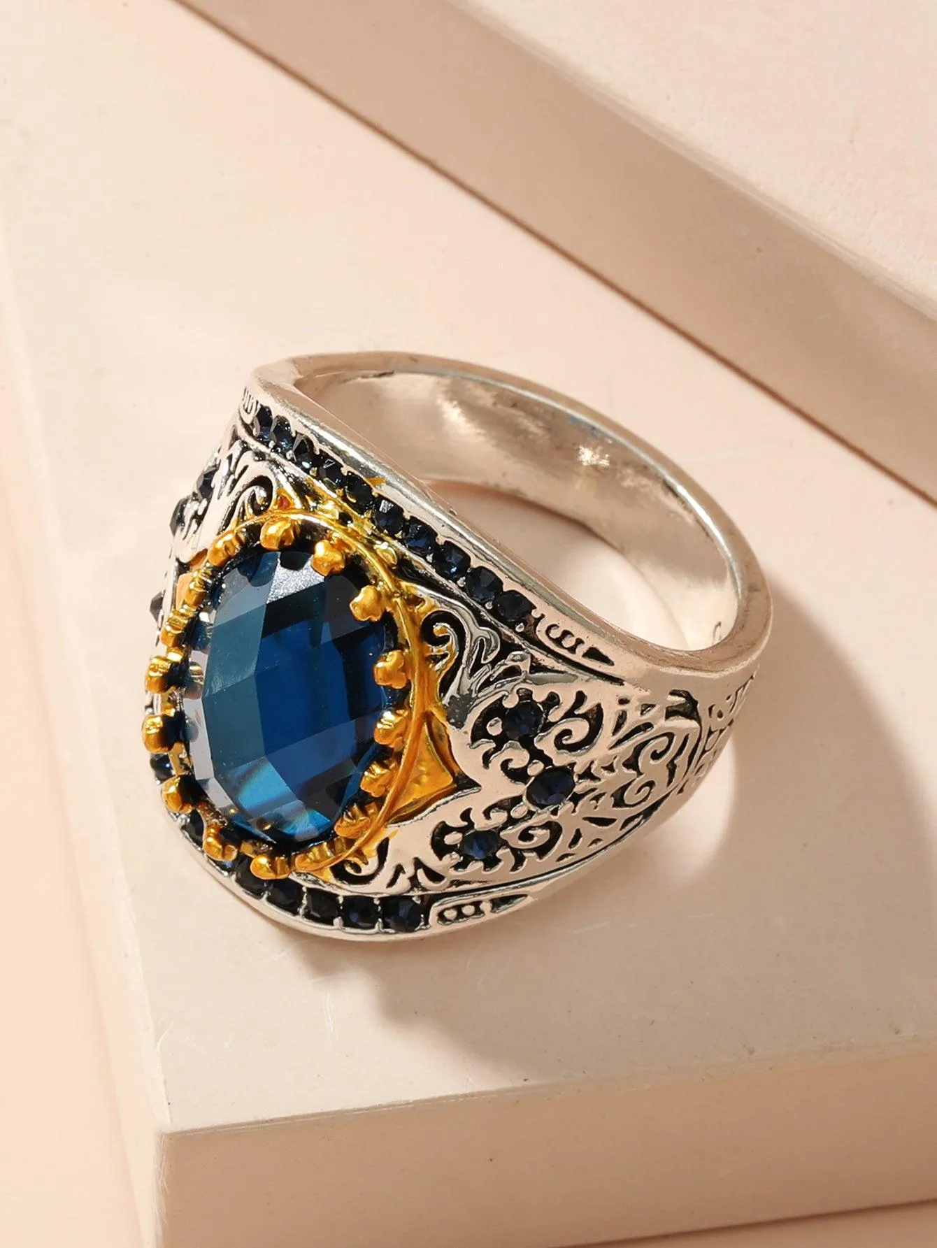 Buddhisttemple Sapphire Ring - Elevate Your Noble Aura with Style and Balance!