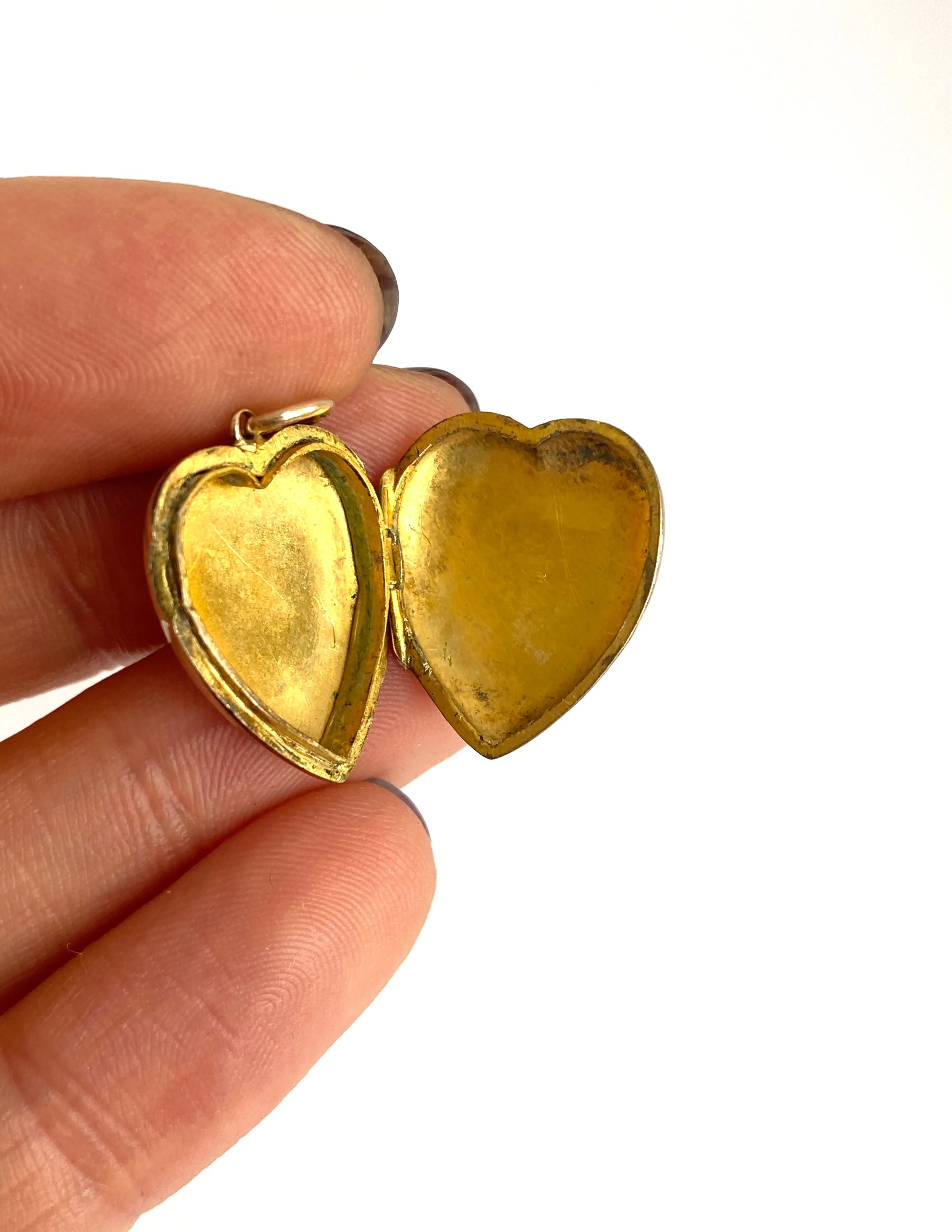 Victorian, 9ct Gold (B&F) Heart Locket with Ivy Leaf and other floral engravings