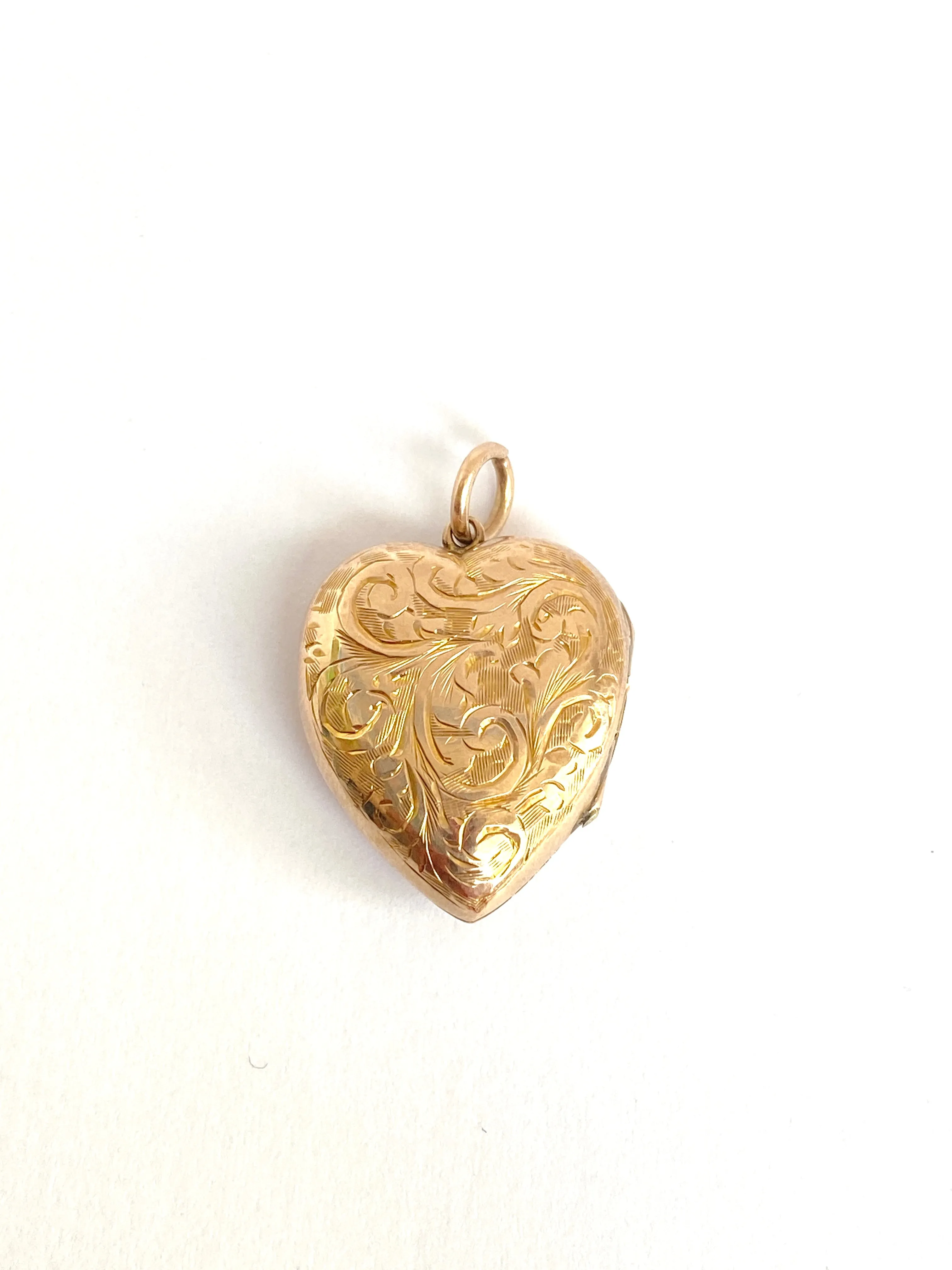 Victorian, 9ct Gold (B&F) Heart Locket with Ivy Leaf and other floral engravings